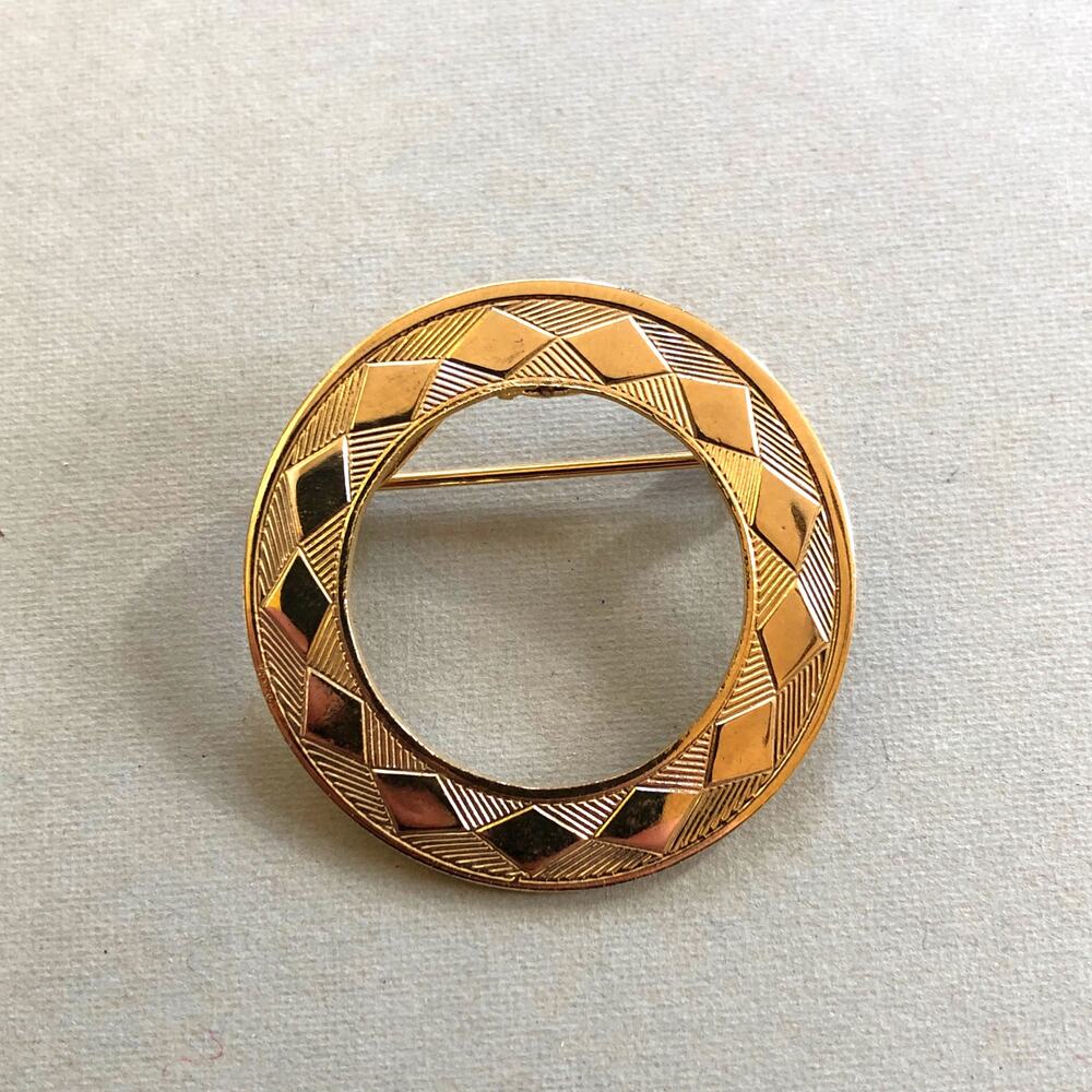 Gold Tone Circle Brooch Pin Round Wreath Diamond Pattern Retro Vintage